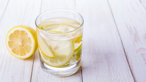 Wasser mit frischer Zitrone