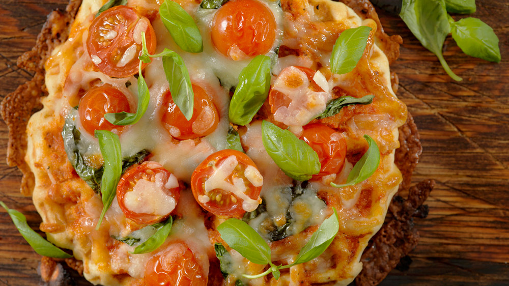 Pizza-Waffel mit Tomaten und Käse