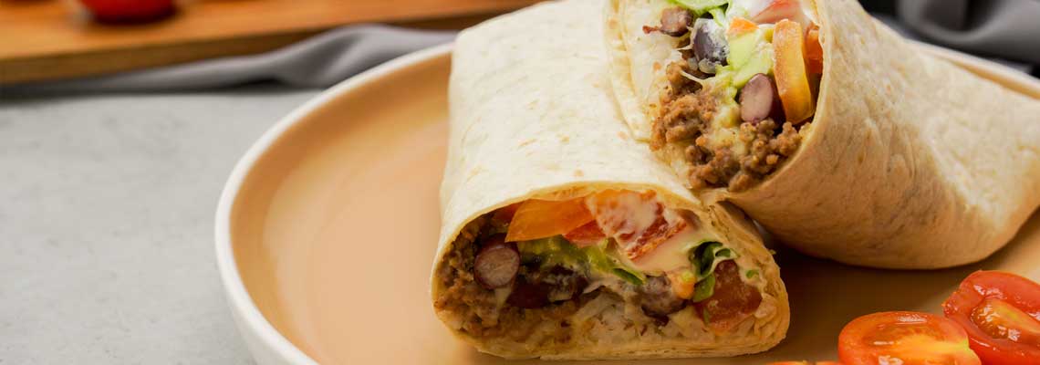 Herzhafter Burrito mit Rinderhack und Guacamole 