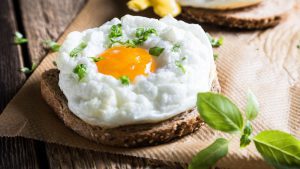 Eier kochen: Fluffige Wolkeneier auf einem Brot