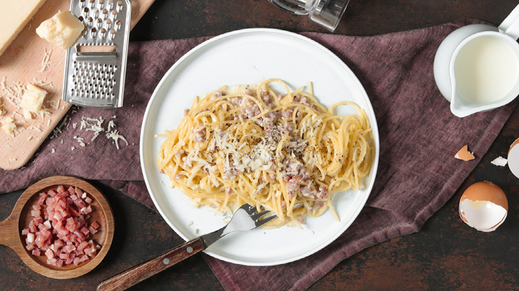 Spaghetti Carbonara mit Schinken und Ei