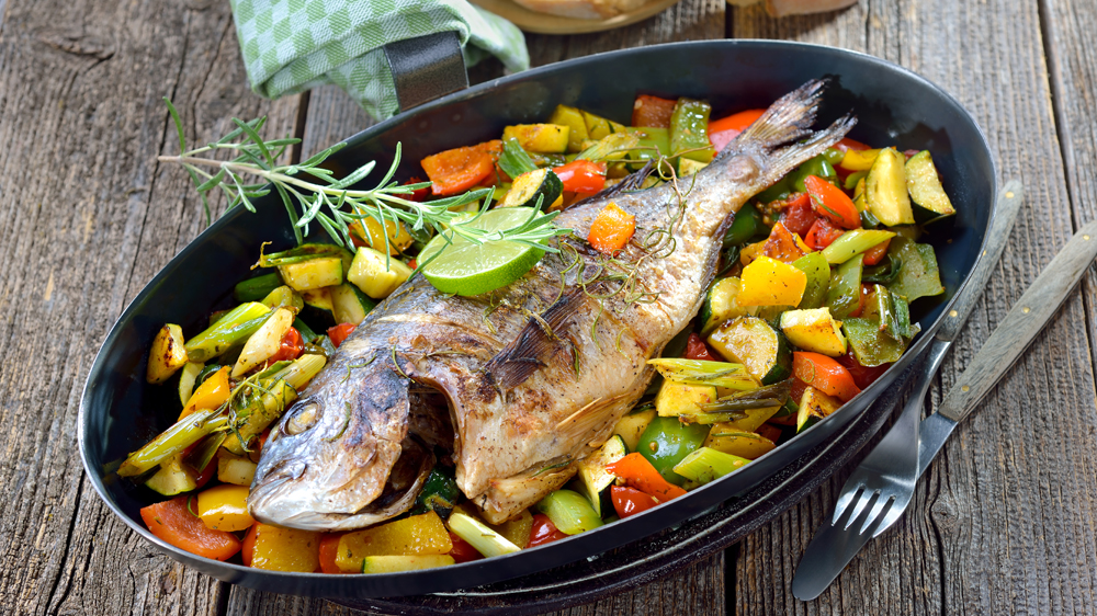 Fisch im Backofen zubereiten | Dorade auf Gemüsebett