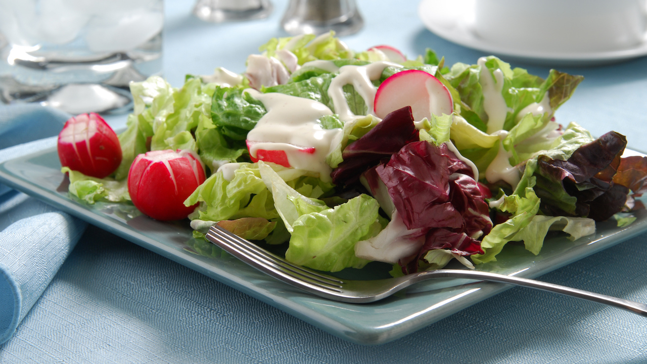 Bunter Salat mit Radieschen und Joghurt-Dressing • Koch-Mit