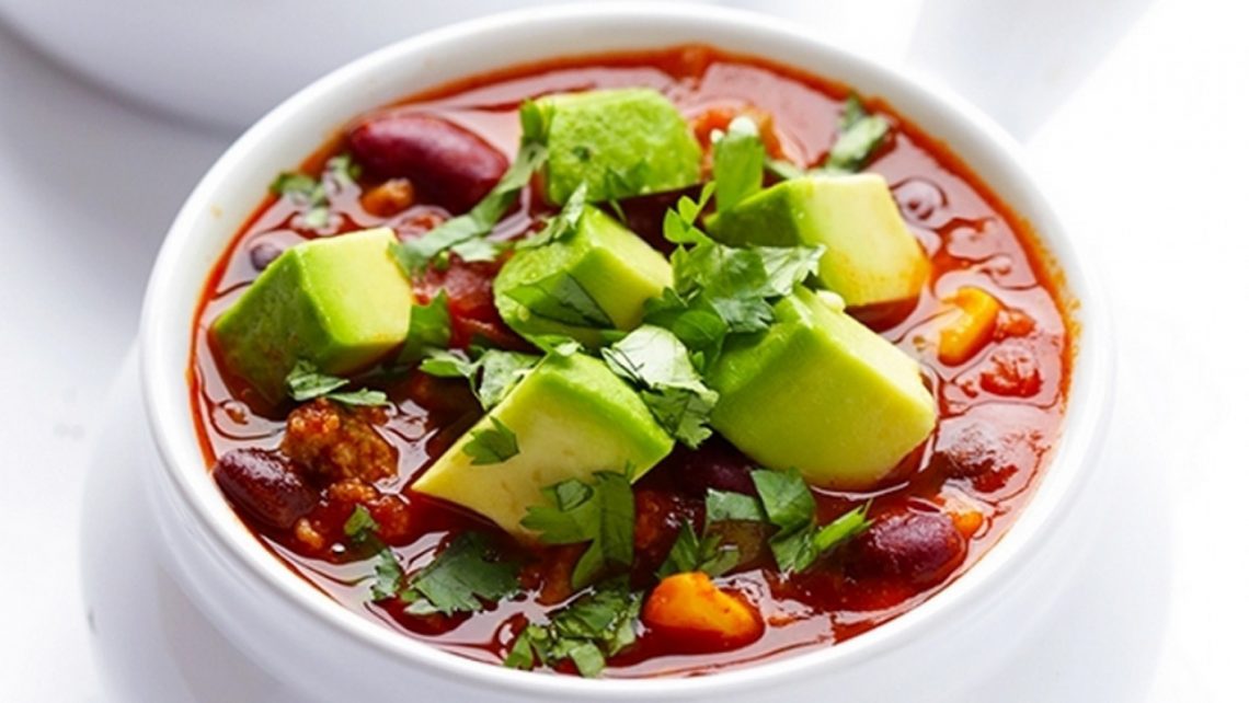 Chili sin Carne mal ohne Tofu aber mit Avocado.