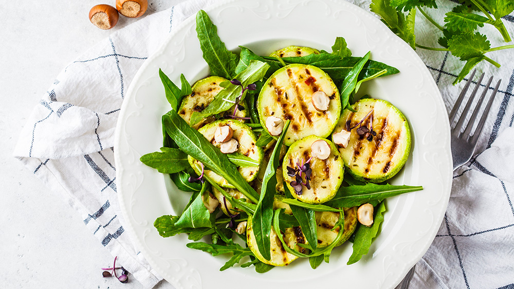 Rucolasalat mit Zucchini und Nüssen