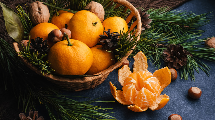 Weihnachtssüßigkeiten: Mandarinen im Korb