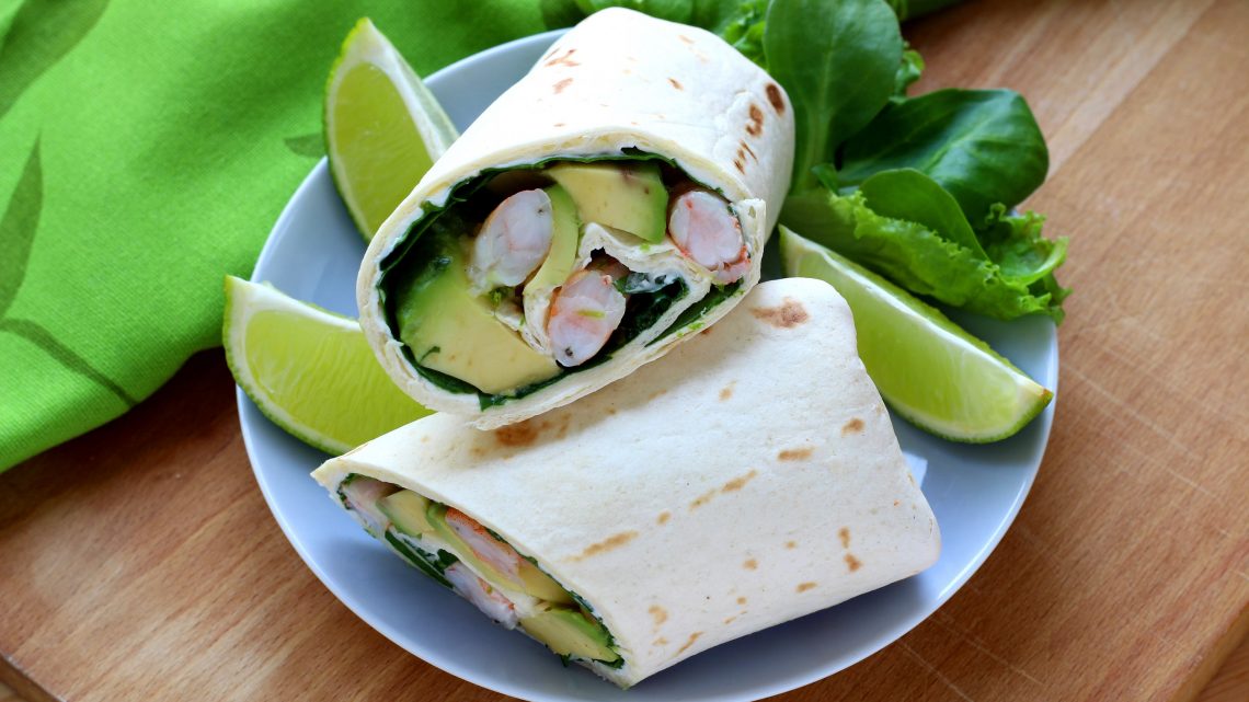 Ein leckeres und gesundes Fast Food: Avocado-Surimi-Wrap.