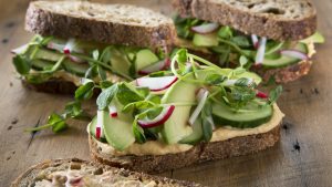 Avocadobrot mit leckerer Lachscreme.