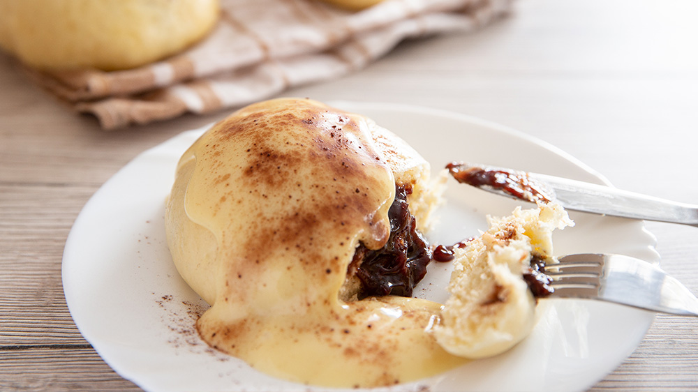 Dampfnudeln mit Pflaumenmus-Füllung und Vanillesauce • Koch-Mit