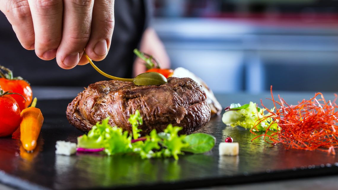 Gegrilltes Rinderfilet mit Grillgemüse, Drillingskartoffeln und ...