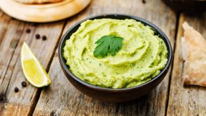 Guacamole ist ein leckerer und gesunder Dip fuer fast alle Snacks, fuer Fleisch und Fisch.