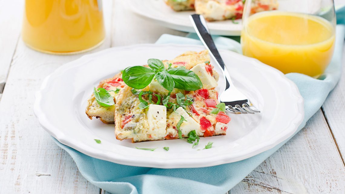 Powerfruehstueck: Omelett mit Schafskaese, Basilikum und Tomaten.