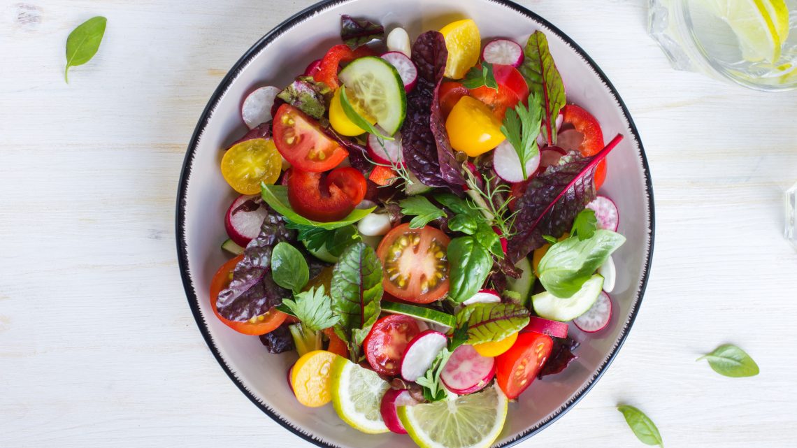 Salat mit bunten Tomaten und Radieschen