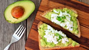 Avocadotoast mit Käsetopping