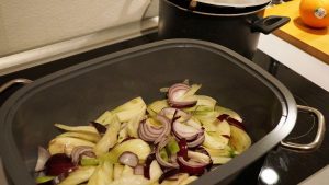 Fenchel und Zwiebel werden angebraten.