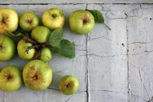 Bio Äpfel in verschiedenen Formen und Größen.