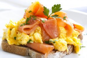 Brot mit Räucherlachs und Rührei