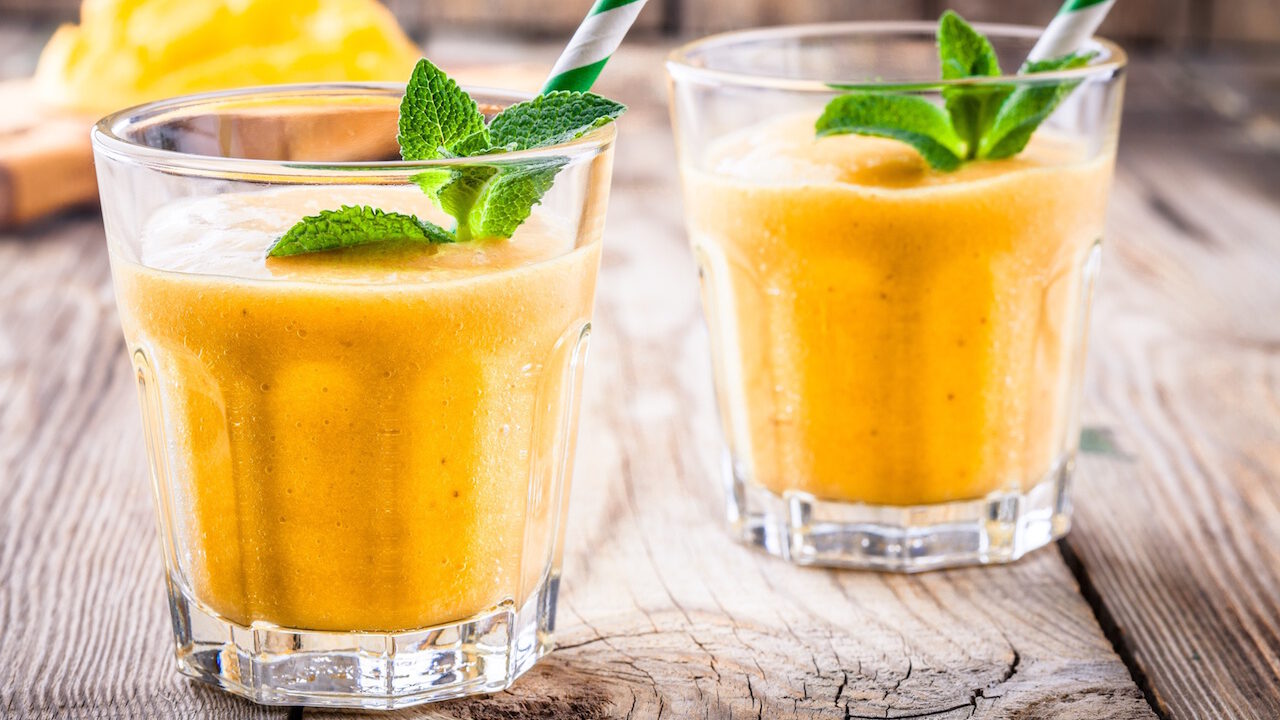 gesunder smoothie mit ananas und superfood