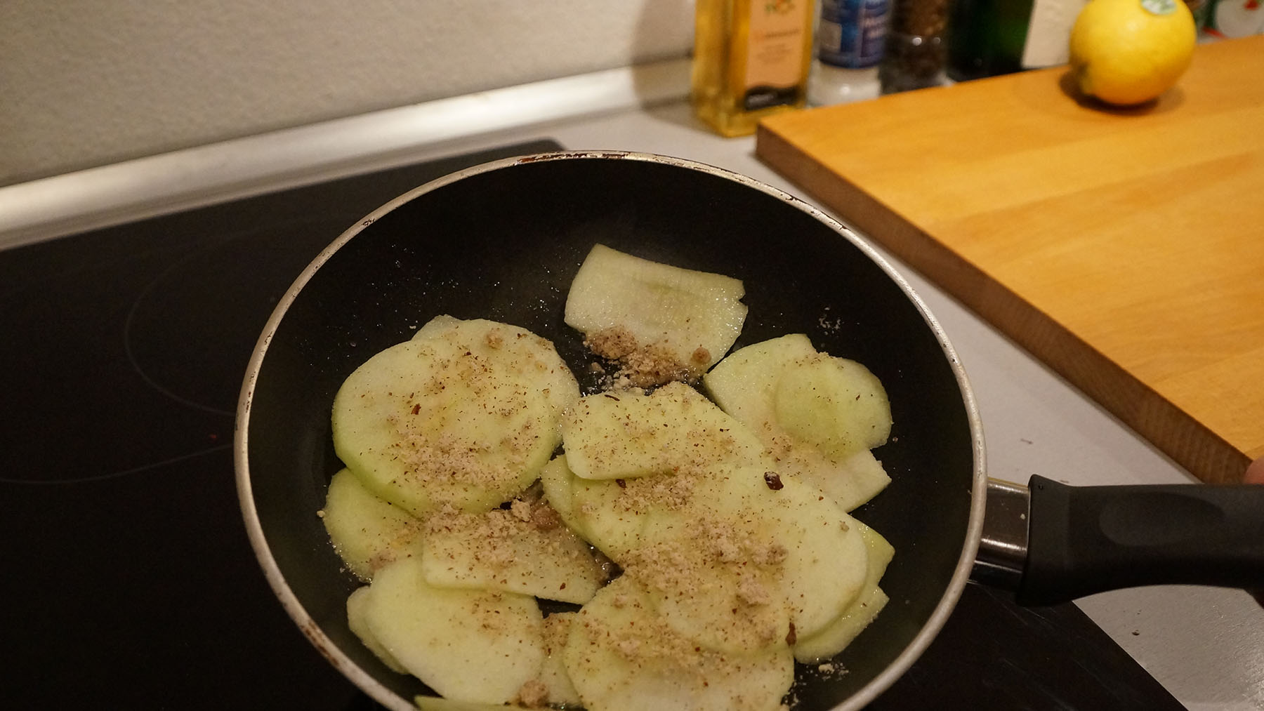 Apfelscheiben in der Pfanne. • Koch-Mit