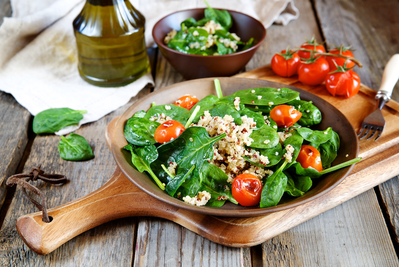 Lauwarmer Quinoa Salat mit Gemüse und Kräutern • Koch Mit