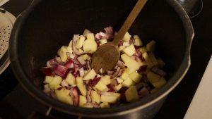 Apfel, Zwiebeln und Knoblauch glasig duensten.