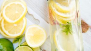 Detox Wasser mit Zitrone, Minze und Limette