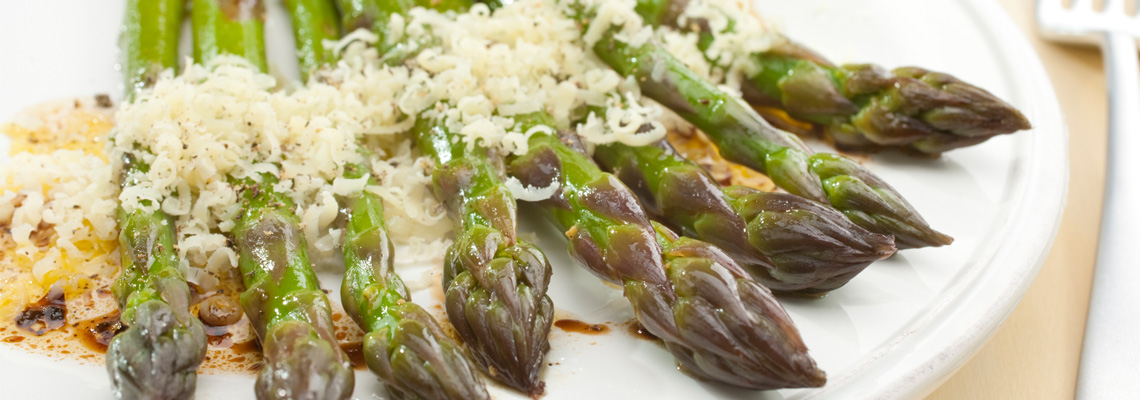 Gegrillter Spargel mit Parmesan und Guacamole
