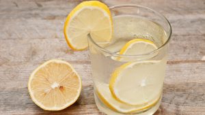 Glass Wasser mit Zitronenscheiben