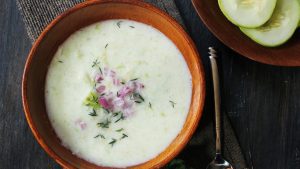 Kalte Gurkensuppe mit Joghurt