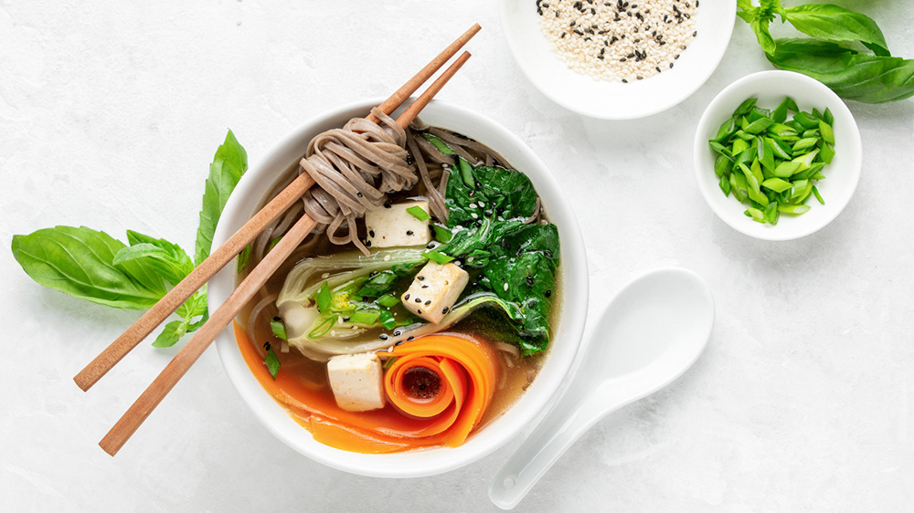 Miso-Suppe mit Sobanudeln und Pak Choi