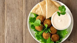 Teller mit Falafel, Pita und Tahini-Sauce