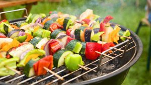 Gemüsespieße auf dem Grill