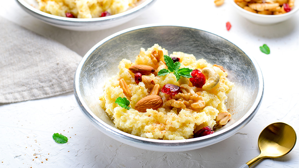 Hirse-Porridge in einer Schüssel mit Nüssen