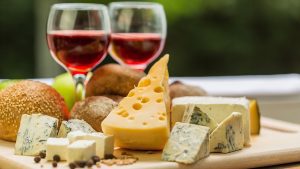 Rotwein und alter Käse mit hohem Histamingehalt