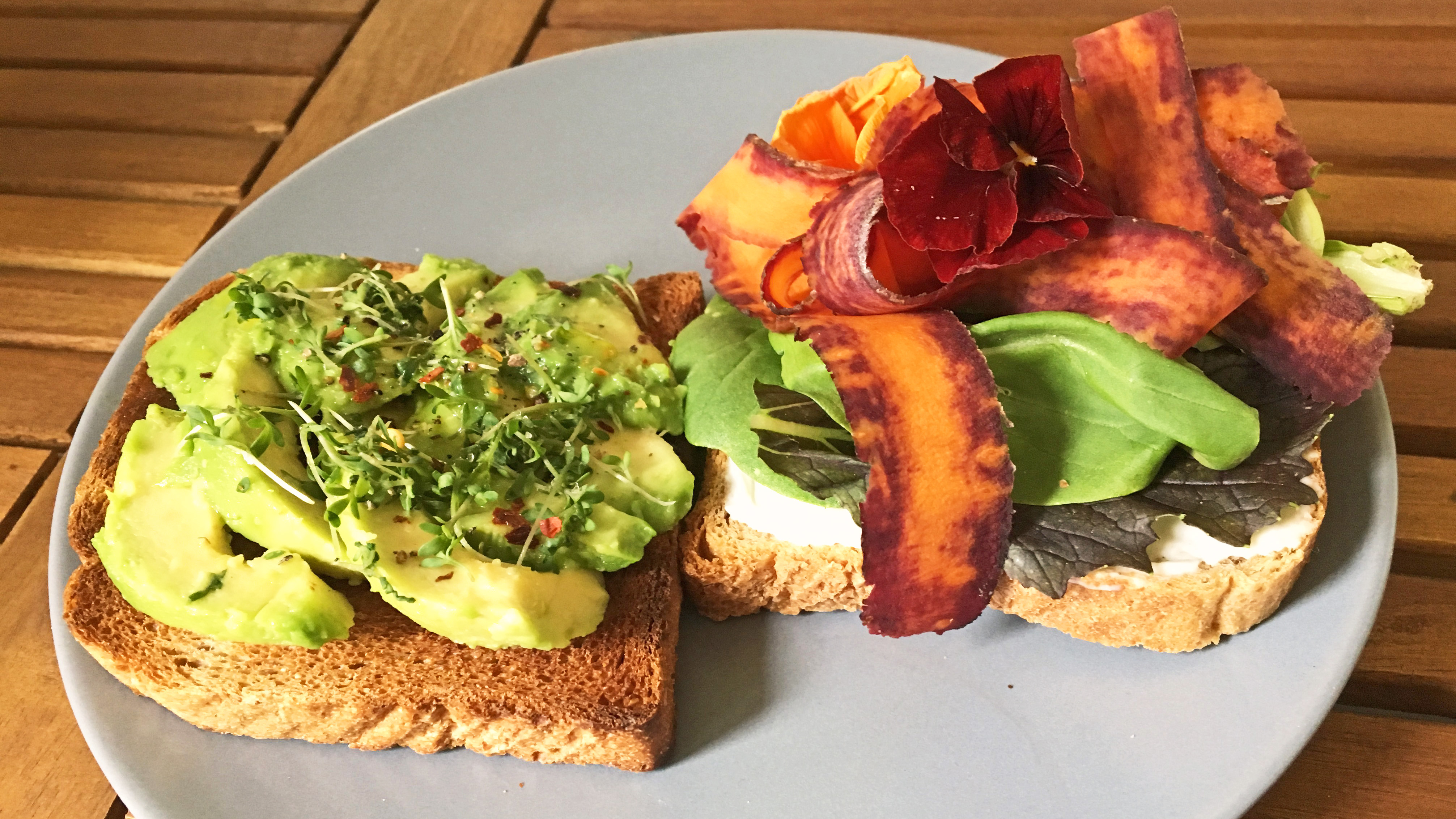 Gemuese Toast mit Avocado • Koch-Mit