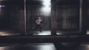 Mann joggt in der Dunkelheit.
