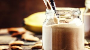 Smoothie mit Banane und rohem Kakao