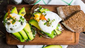 Vollkornbrot mit Avocado und Ei