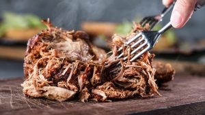 Pulled Pork mit der Gabel zupfen