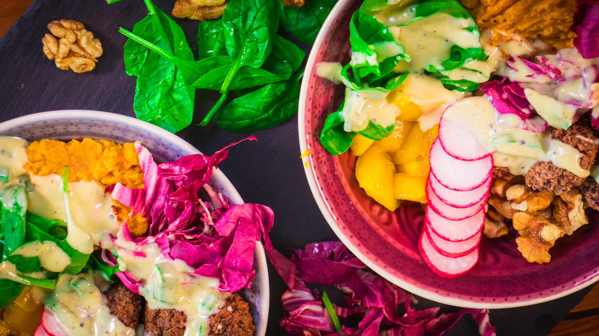 Bunte Bowl mit Radieschen-Topping