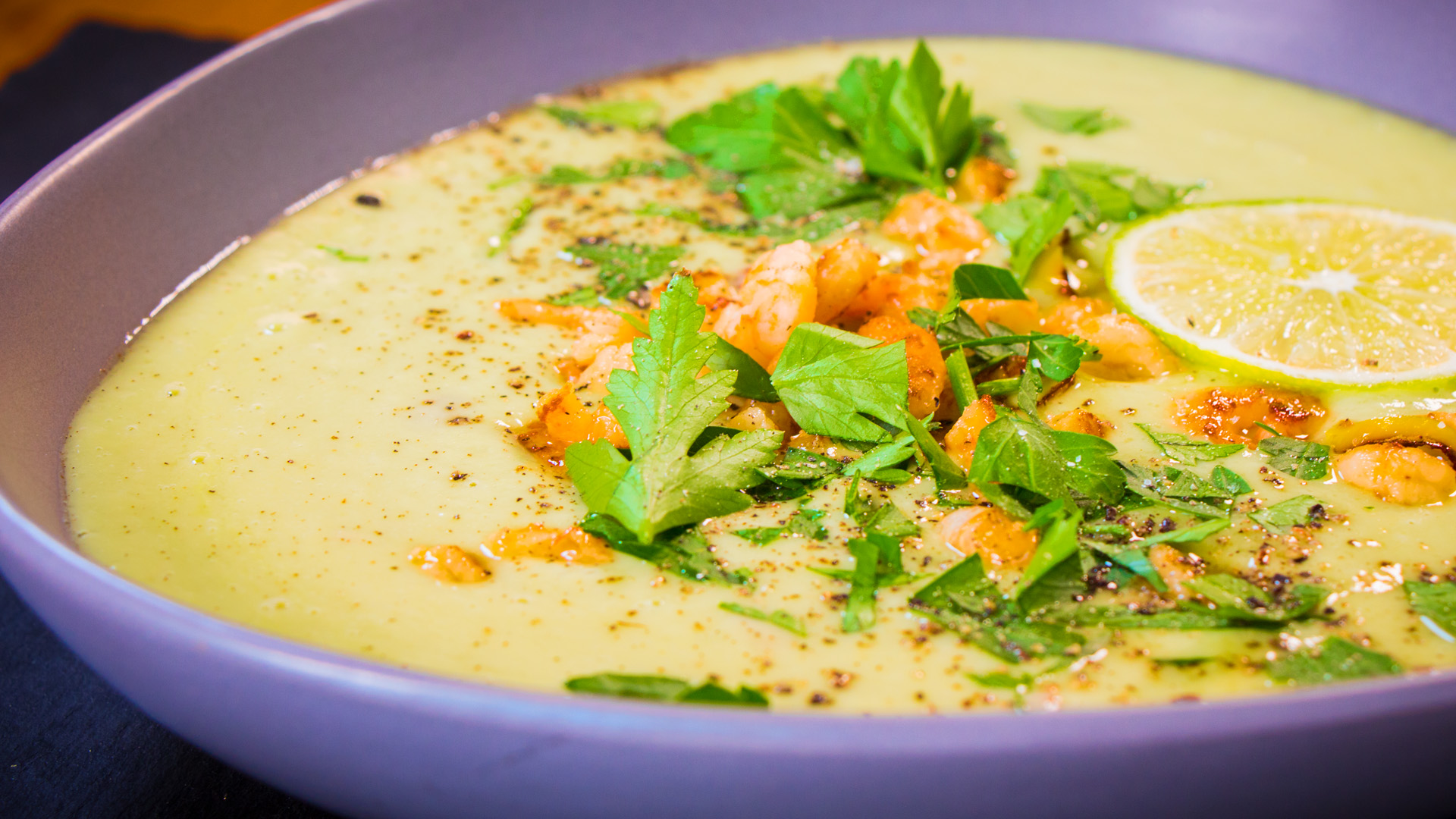 Foto von Limetten-Avocado-Suppe mit Garnelen