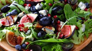 Rucola Salat mit Trauben Feigen und Gorgonzola