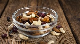 Beeren und Nuesse als Snack