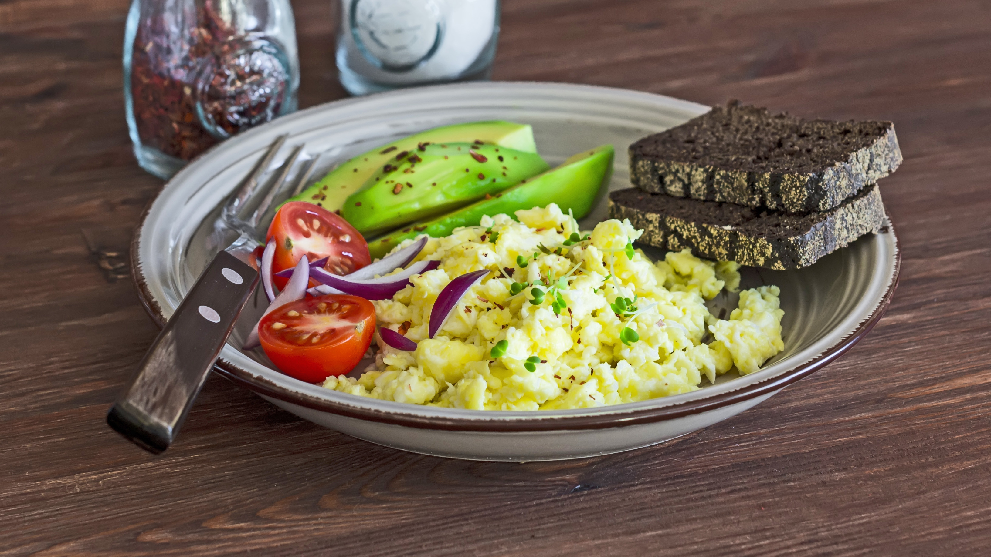 Rührei mit Avocado