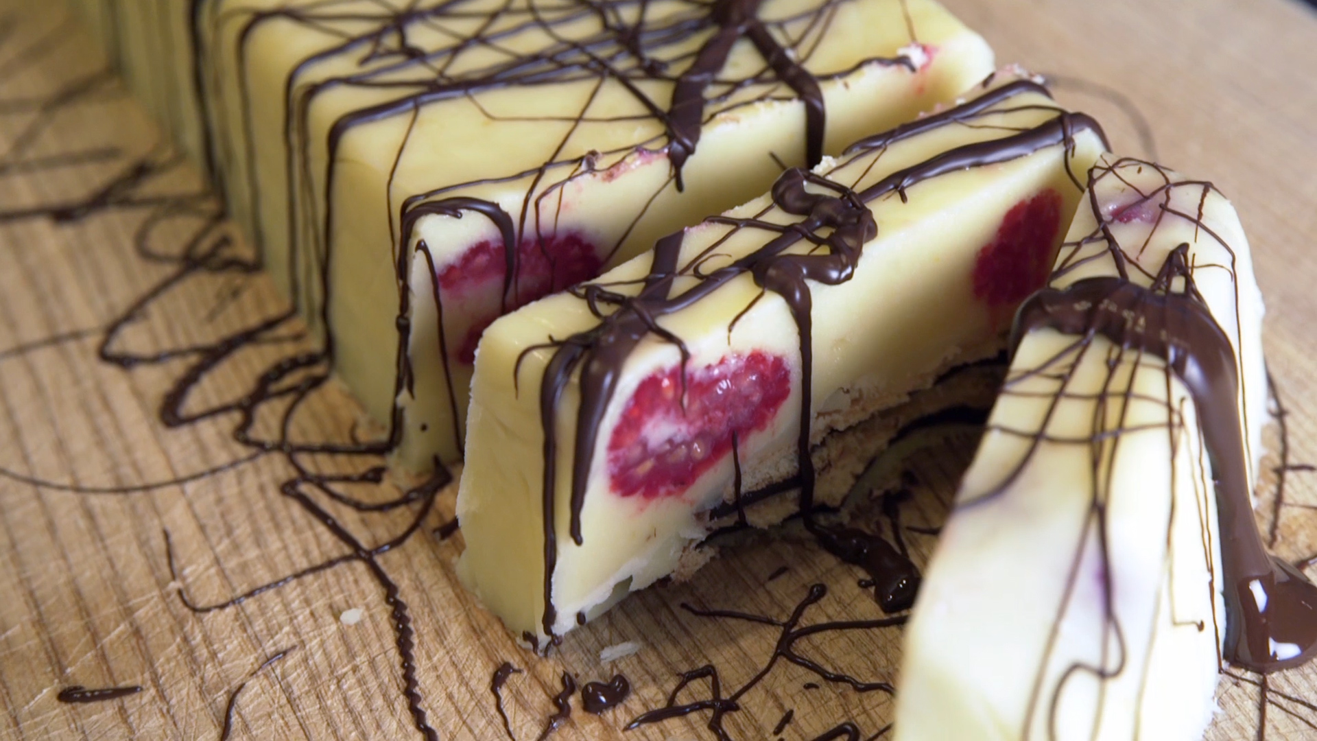 Kalter Hund mit weißer Schokolade und Himbeeren • KochMit