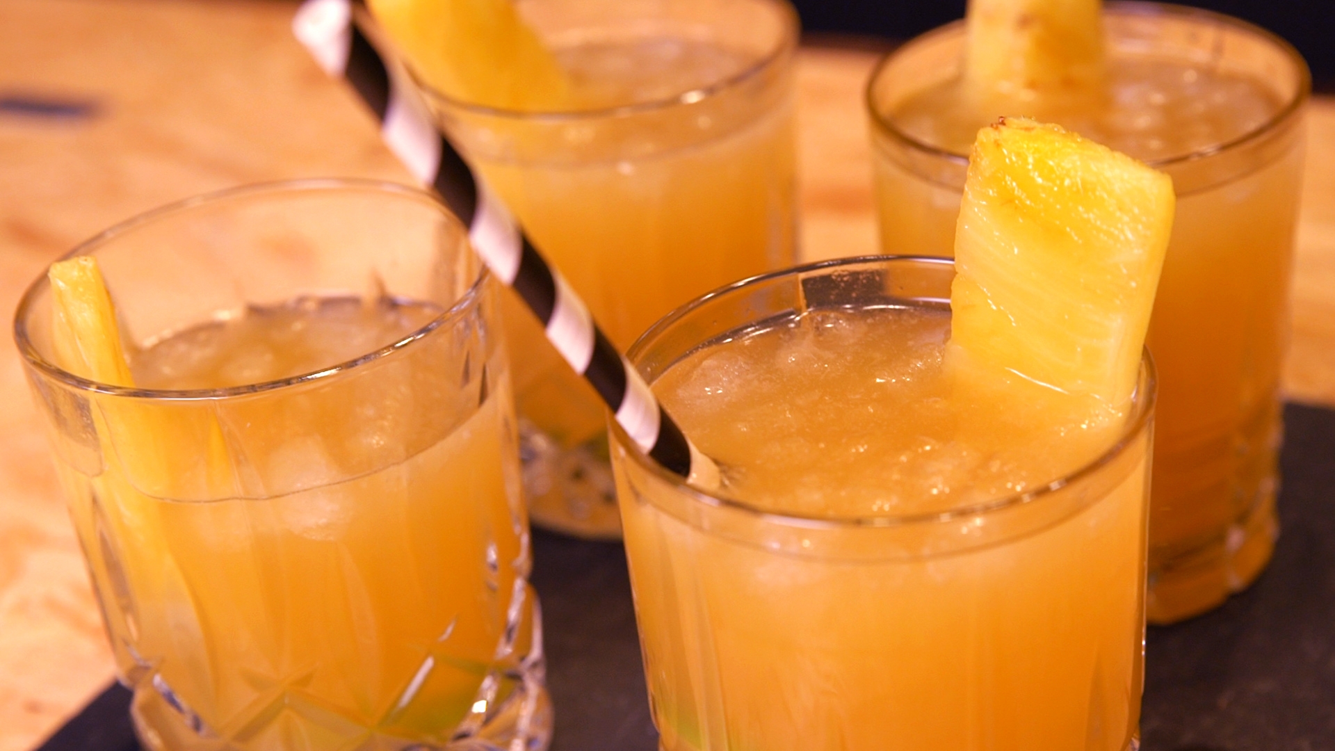 Bowle_mit_gegrillter_Ananas,_Ingwer_und_Rum_ • Koch-Mit