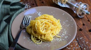 Spaghetti Cacio e Pepe aus 3 Zutaten auf einem Teller
