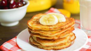 Pancakes mit 3 Zutaten auf einem Teller