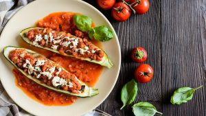 Günstige Rezepte, Gefuellte Zucchini mit Feta und Tomatensauce