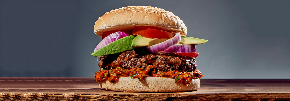 Argentinischer Burger mit Chimichurri-Sauce